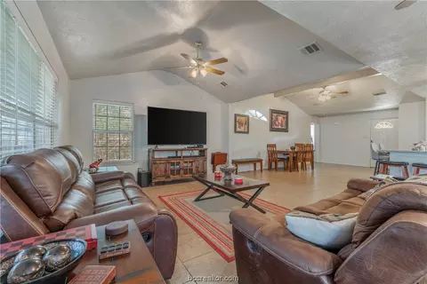1102 Forest Glen Ct, Bryan, TX 77803 photo 4