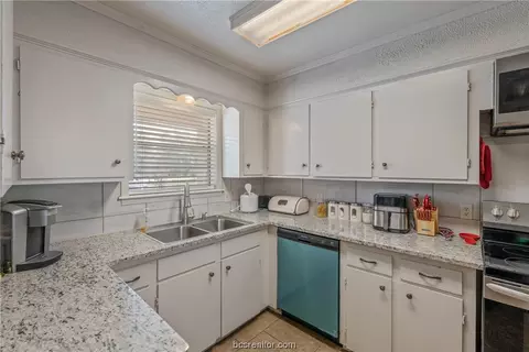 1102 Forest Glen Ct, Bryan, TX 77803 photo 12