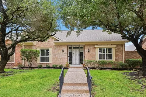 1211 Brook Hollow Dr, Bryan, TX 77802