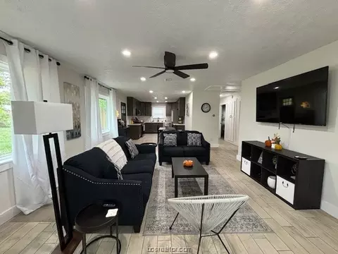 604 E 22nd St, Bryan, TX 77803 photo 2
