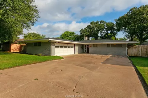 2103 Vinewood Dr, Bryan, TX 77802