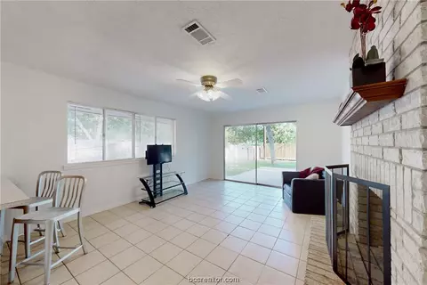 2103 Vinewood Dr, Bryan, TX 77802 photo 4