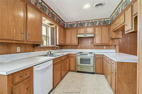 3505 Oak Ridge Dr, Bryan, TX 77802 photo 3