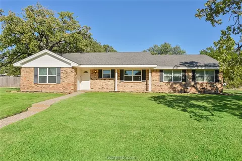 3505 Oak Ridge Dr, Bryan, TX 77802