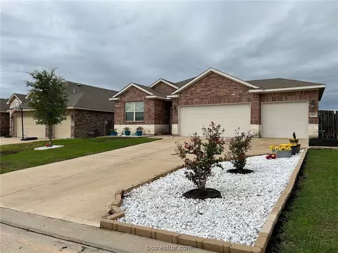 7402 Saint Andrews Dr, Navasota, TX 77868