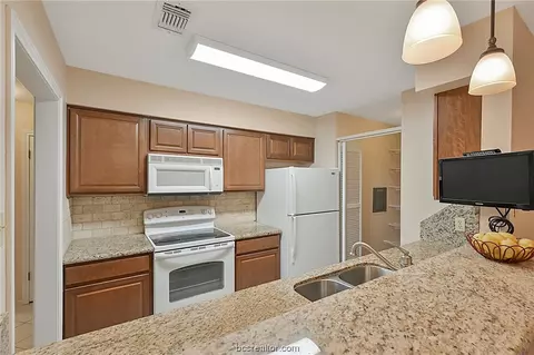 2100 Windsor Drive 13, Bryan, TX 77802 photo 8