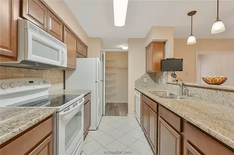 2100 Windsor Drive 13, Bryan, TX 77802 photo 7