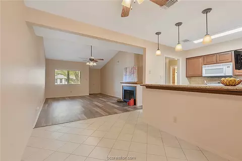 2100 Windsor Drive 13, Bryan, TX 77802 photo 5