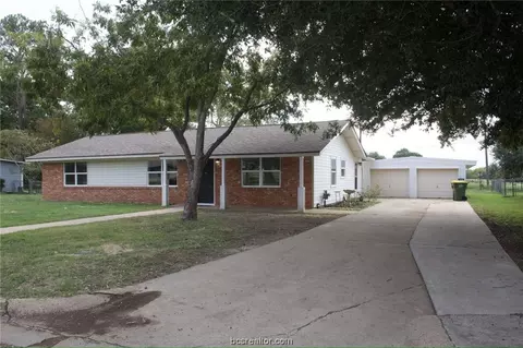 1612 Willow Dr, Hearne, TX 77859