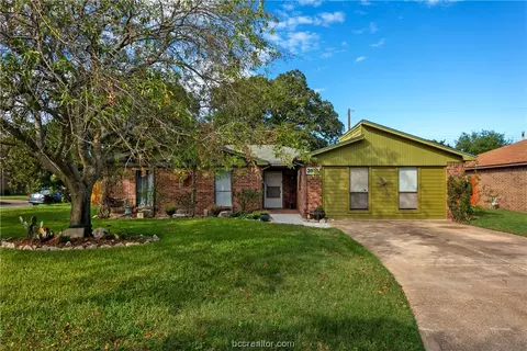 3901 Sioux Cir, Bryan, TX 77802 photo 2