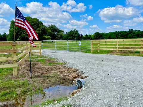 9416 Old Hwy, Calvert, TX 77837