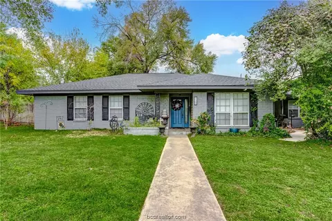 816 Tanglewood Dr, Bryan, TX 77802