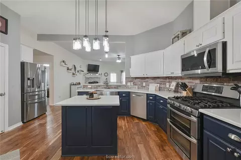 1100 Bracey Ct, College Station, TX 77845