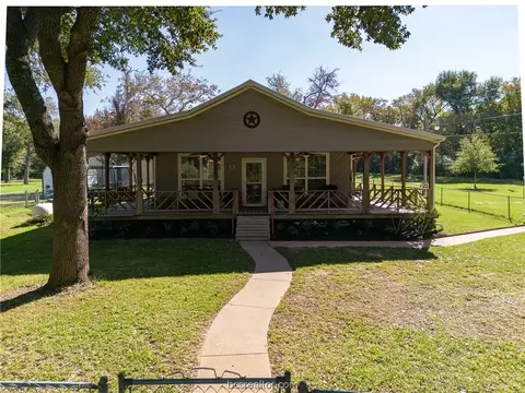 11233 Spring Oaks Dr, Hearne, TX 77859