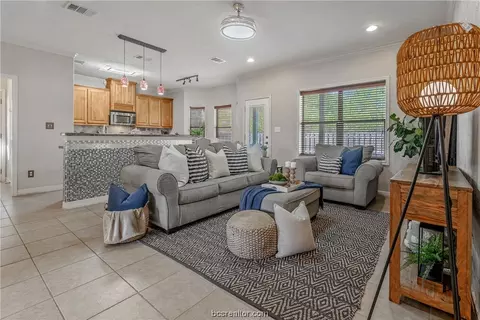 6105 Canterbury Dr, Bryan, TX 77802 photo 3