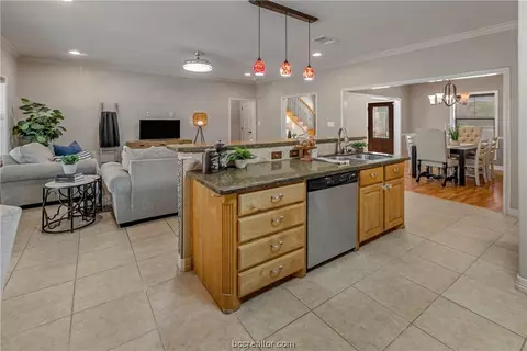 6105 Canterbury Dr, Bryan, TX 77802 photo 7
