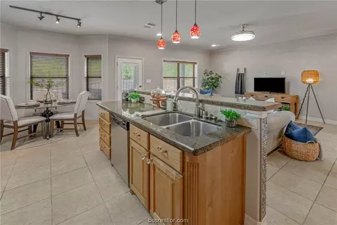 6105 Canterbury Dr, Bryan, TX 77802 photo 8