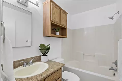 Bath - 4500 Augusta Dr, Bryan, TX 77803 photo 1 of 2