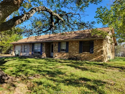417 Leslie Dr, Bryan, TX 77802 photo 2