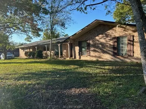 1904 Pinewood Dr, Bryan, TX 77807