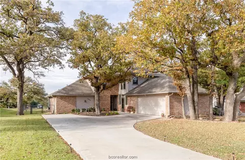 2405 Quail Hollow Dr, Bryan, TX 77802