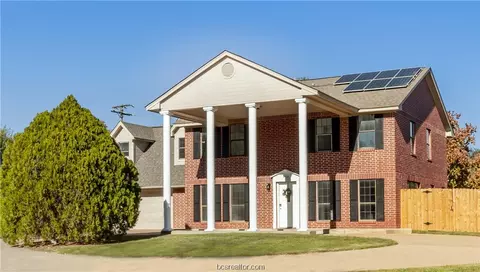 2605 Briar Oaks Dr, Bryan, TX 77802