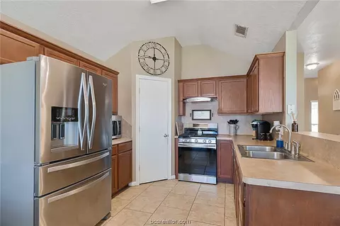 2905 Elise Ln, Bryan, TX 77802 photo 6