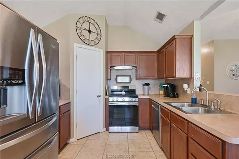 2905 Elise Ln, Bryan, TX 77802 photo 5
