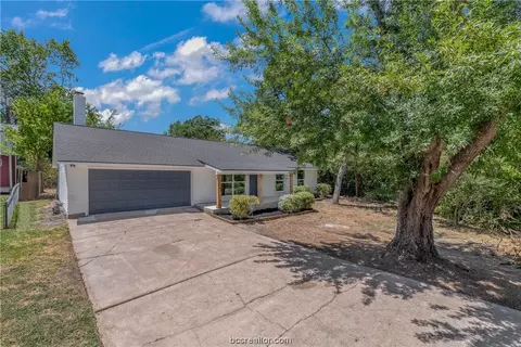 1204 Merry Oaks Dr, College Station, TX 77840