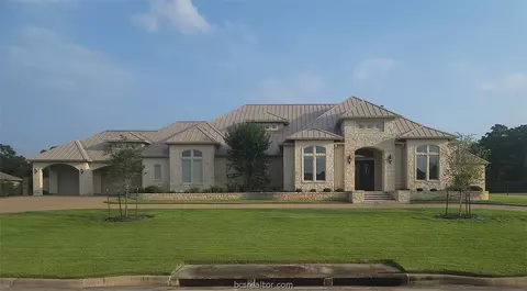 8808 Queens Ct, College Station, TX 77845