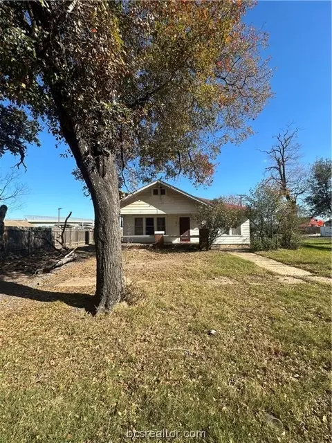 907 S Magnolia St, Hearne, TX 77859