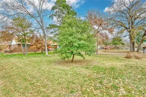 306 Tee Dr, Bryan, TX 77801 photo 2