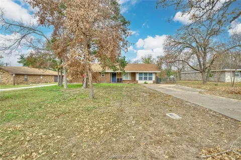 306 Tee Dr, Bryan, TX 77801