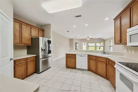 133 E Mosley Ln, Huntsville, TX 77340