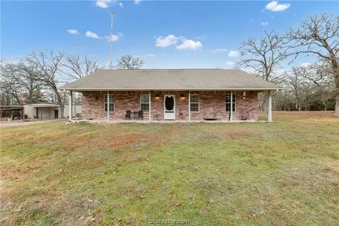 4266 Winding Rd, Hearne, TX 77859