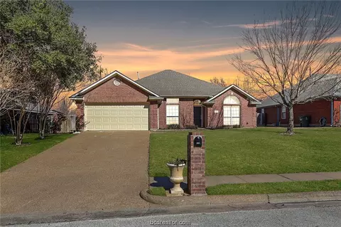 4509 Warwick Ln, Bryan, TX 77802