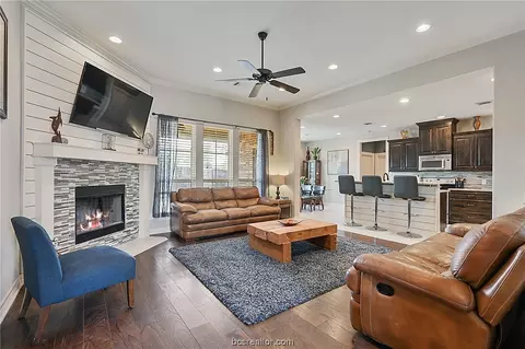 304 Stoney Hills Ct, College Station, TX 77845