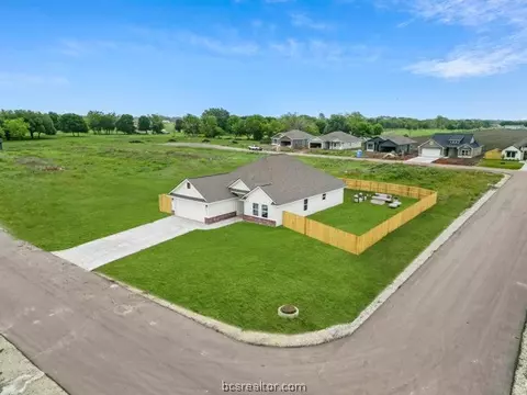 450 Harvest Lake Dr, Snook, TX 77878