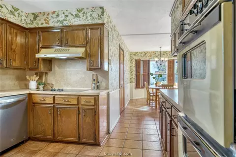 2918 Camelot Dr, Bryan, TX 77802 photo 15