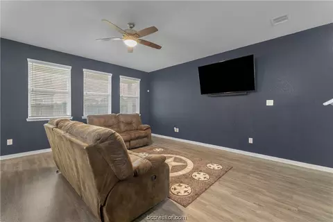 997 Crossing Dr, Bryan, TX 77803 photo 6