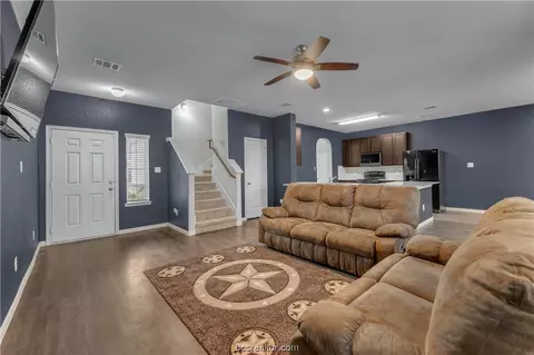 997 Crossing Dr, Bryan, TX 77803 photo 4