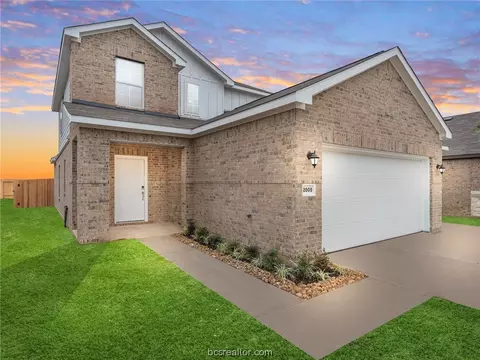 2005 Champions Dr, Navasota, TX 77868