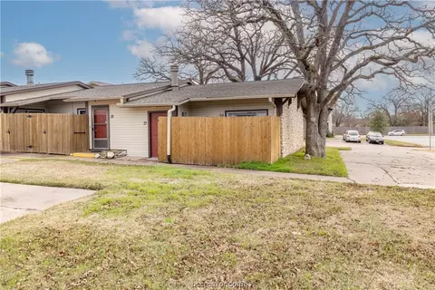 2100 Windsor Drive 19, Bryan, TX 77802