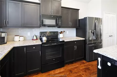 Kitchen - 2010 Shimla Dr, Bryan, TX 77807 photo 6 of 7