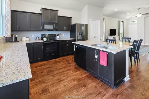 Kitchen - 2010 Shimla Dr, Bryan, TX 77807 photo 5 of 7