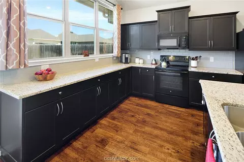 Kitchen - 2010 Shimla Dr, Bryan, TX 77807 photo 4 of 7
