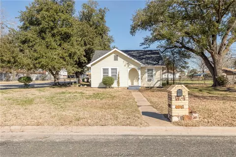 1301 Cedar St, Hearne, TX 77859