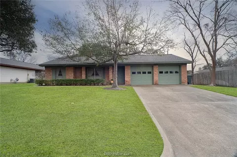 1304 Broadmoor Dr, Bryan, TX 77802 photo 2