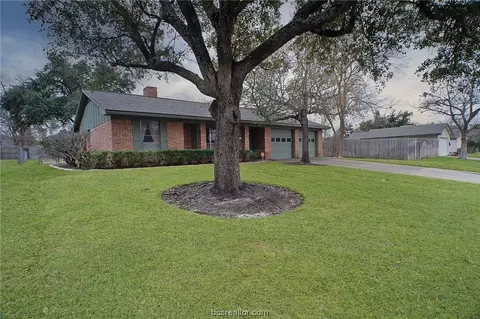 1304 Broadmoor Dr, Bryan, TX 77802