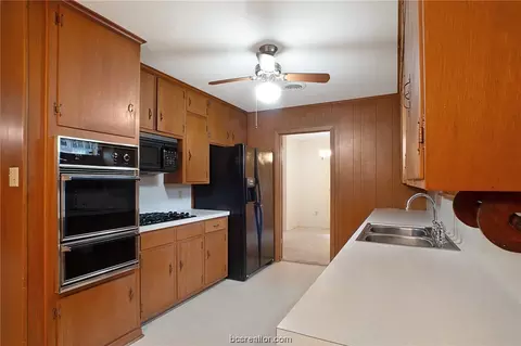 1304 Broadmoor Dr, Bryan, TX 77802 photo 5
